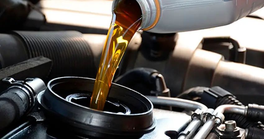 Óleo Mineral vs. Sintético: Qual a Melhor Escolha para o Seu Carro?